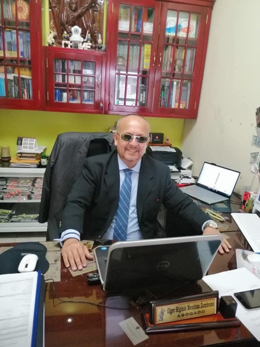Despacho del estudio jurídico con biblioteca de derecho en Chone